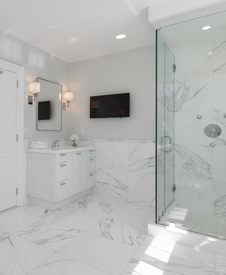 13-Main-Bathroom-02